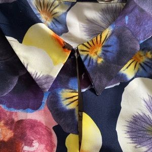 Beautiful and bold Women’s long sleeve floral tailored blouse Size Medium